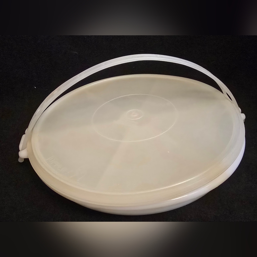 Tupperware Party Susan divided serving tray/carrier with a lid and handle